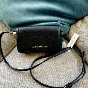 Selling Marc jacobs crossbody bag. It is new and in great condition